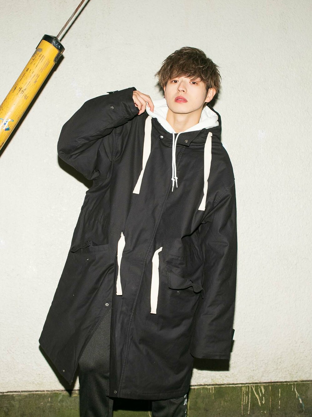 「アウター、モッズコート、黒、オーバーサイズ、韓国、ビックシルエット、ootd、韓国ファッション、おしゃれさんと繋がりたい、ライナーコート」｜「BASQUE magentaの【BASQUE -enthusiastic design-】スーパービッグシルエットモッズコート/モンスターパーカー（モッズコート、ブラック系）」を使った、basquemagentaさん（メンズ・180cm）の秋コーディネートの1枚目の写真