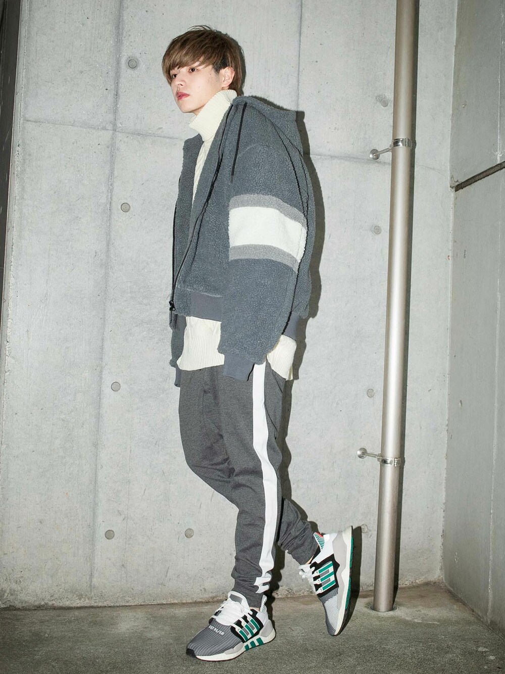 「グレー、ボア、オーバーサイズ、ビックシルエット、ジョガーパンツ、韓国ブランド、韓国ファッション、サイドラインパンツ、おしゃれさんと繋がりたい、ボアブルゾン」｜「BASQUE magentaの【BASQUE -enthusiastic design-】T/Cポンチサイドラインジョガーパンツ（その他パンツ、グレー系）」を使った、basquemagentaさん（メンズ・180cm）の秋コーディネートの1枚目の写真