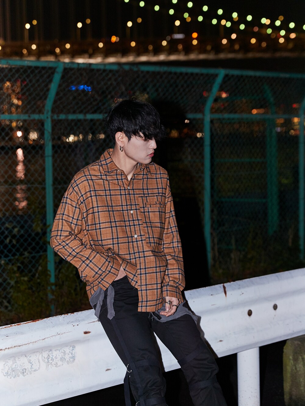 ブルー系のシャツ/ブラウスを着用したメンズの冬コーディネートの1枚目の写真