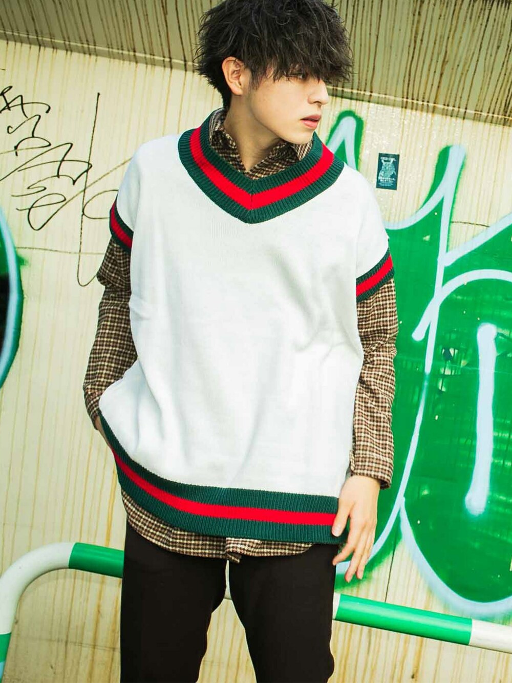 ブラック系のベストを着用したメンズの冬コーディネートの1枚目の写真