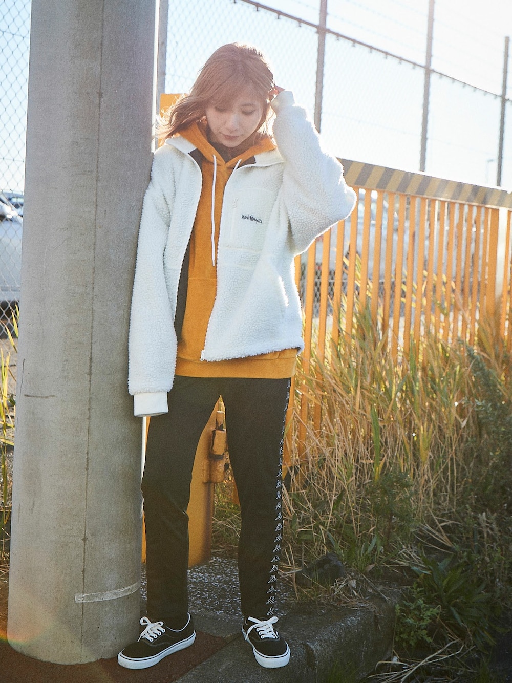 ホワイト系のブルゾンを着用したレディースの冬コーディネートの1枚目の写真