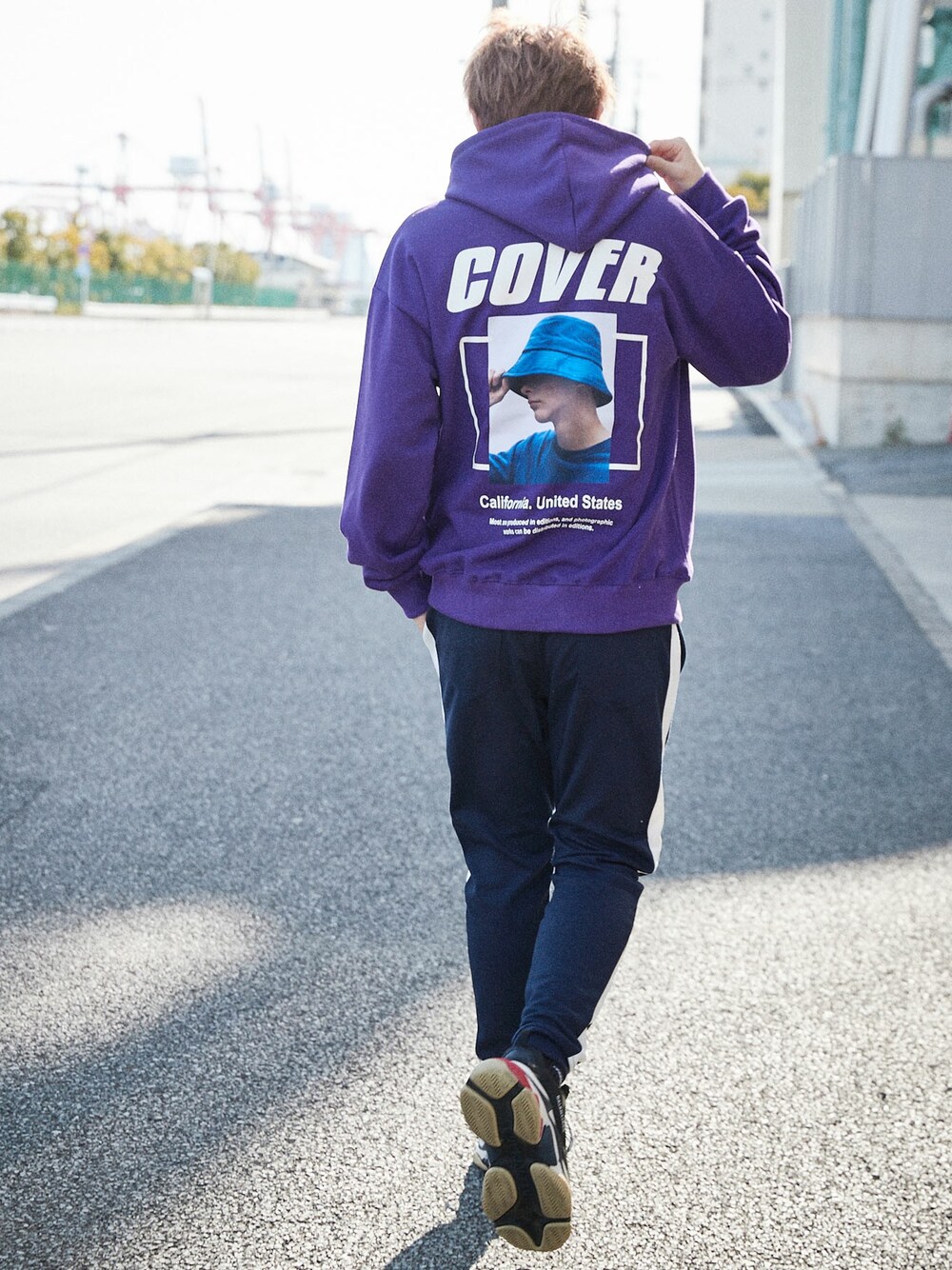「パーカー、ストリート、オーバーサイズ、ビックシルエット、ootd、バックプリント、フーディー、韓国ファッション、おしゃれさんと繋がりたい、いいね、save、フォローお願いします🤑」｜「BASQUE magentaの【BASQUE -enthusiastic design-】オーバーサイズ フォトプリントプルパーカー（パーカー、ブラック系）」を使った、basquemagentaさん（メンズ・180cm）の冬コーディネートの1枚目の写真