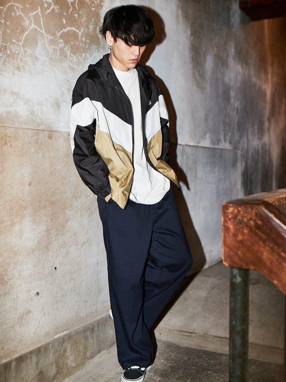 「アウトドアスタイル、オーバーサイズ、KANGOL、ナイロンジャケット、ビックシルエット、ootd、ナイロンパーカー、韓国ファッション、おしゃれさんと繋がりたい」｜「KANGOLの【BASQUE -enthusiastic design-】KANGOL カンゴール BASQUE magenta 別注 ビッグシルエット ライン切替 ボリュームネック ブルゾン（ナイロンジャケット、レッド系）」を使った、basquemagentaさん（メンズ・181cm）の冬コーディネートの1枚目の写真