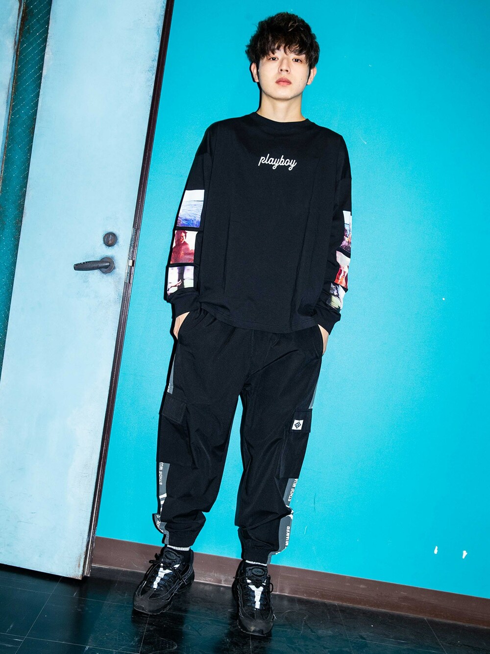 ブラック系のTシャツ/カットソーを着用したメンズの冬コーディネートの1枚目の写真