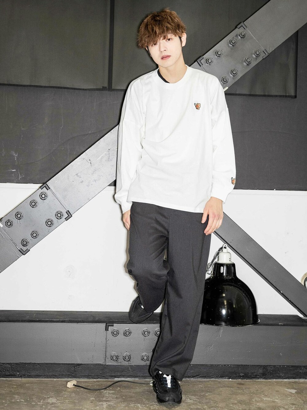 「ロゴT、ロンT、オーバーサイズ、ビックシルエット、ootd、スリット、韓国ファッション、お洒落さんとつながりたい、おしゃれさんと繋がりたい、いいね、save、フォローお願いします🤑」｜「BASQUE magentaの【BASQUE -enthusiastic design-】ファッションインフルエンサー SHOTA × BASQUE magenta オーバーサイズ バタフライ刺繍長袖カットソー（Tシャツ/カットソー、ホワイト系）」を使った、basquemagentaさん（メンズ・180cm）の冬コーディネートの1枚目の写真