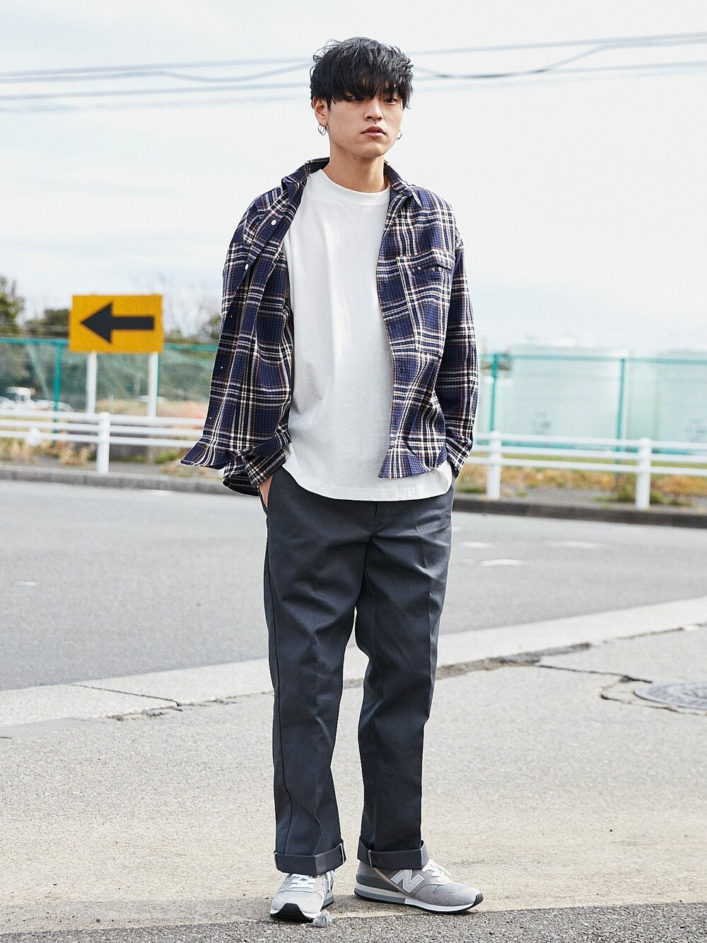 「チェック、チェックシャツ、オーバーサイズ、ラフ、ootd、シャツスタイル、韓国ファッション、お洒落さんとつながりたい、おしゃれさんと繋がりたい、いいね、save、フォローお願いします🤑」｜「BASQUE magentaの【BASQUE -enthusiastic design-】ビッグシルエットチェック柄ネルシャツ（シャツ/ブラウス、ブルー系）」を使った、basquemagentaさん（メンズ・181cm）の春コーディネートの1枚目の写真
