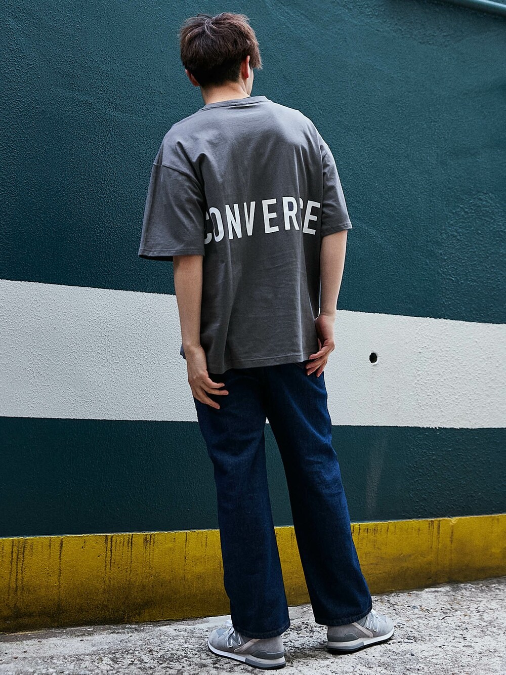 「コンバース、Tシャツ、converse、オーバーサイズ、ootd、半袖、韓国ファッション、お洒落さんとつながりたい、おしゃれさんと繋がりたい、いいね、save、フォローお願いします🤑」｜「CONVERSEの【BASQUE -enthusiastic design-】別注 コンバースBIG半袖カットソー/背面BIGロゴ（Tシャツ/カットソー、グレー系）」を使った、basquemagentaさん（メンズ・180cm）の春コーディネートの1枚目の写真