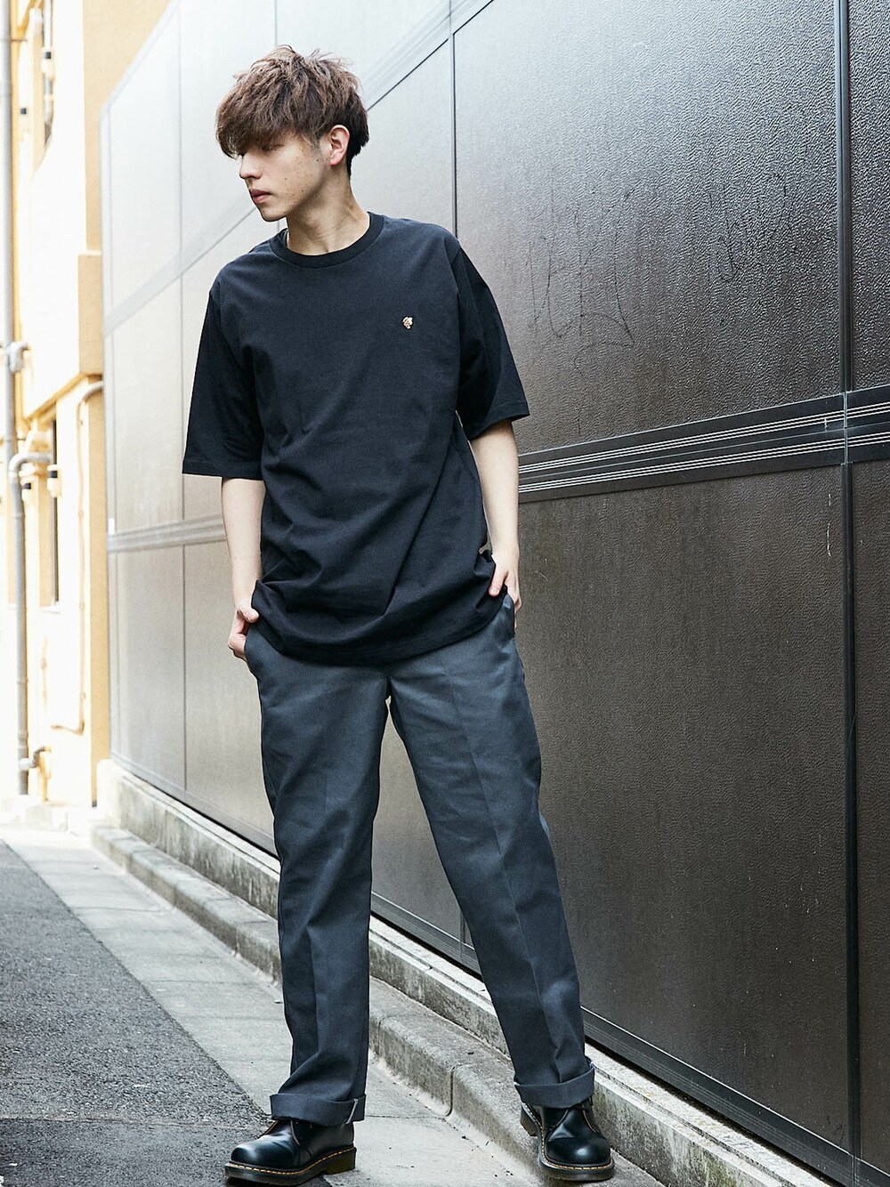 「ロゴT、Tシャツ、オーバーサイズ、ビックシルエット、ootd、春コーデ、韓国ファッション、お洒落さんとつながりたい、おしゃれさんと繋がりたい、いいね、save、フォローお願いします🤑」｜「BASQUE magentaのファッションインフルエンサー SHOTA × BASQUE magenta ビッグシルエット バタフライ刺繍カットソー(半袖)（Tシャツ/カットソー、ブラック系）」を使った、basquemagentaさん（メンズ・180cm）の春コーディネートの1枚目の写真
