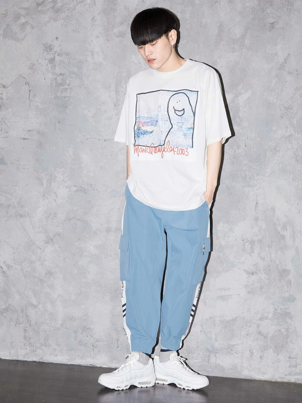 ホワイト系のTシャツ/カットソーを着用したメンズの春コーディネートの1枚目の写真