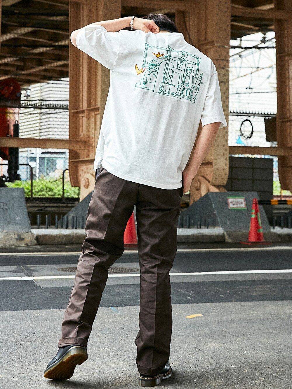 ホワイト系のTシャツ/カットソーを着用したメンズの春コーディネートの1枚目の写真