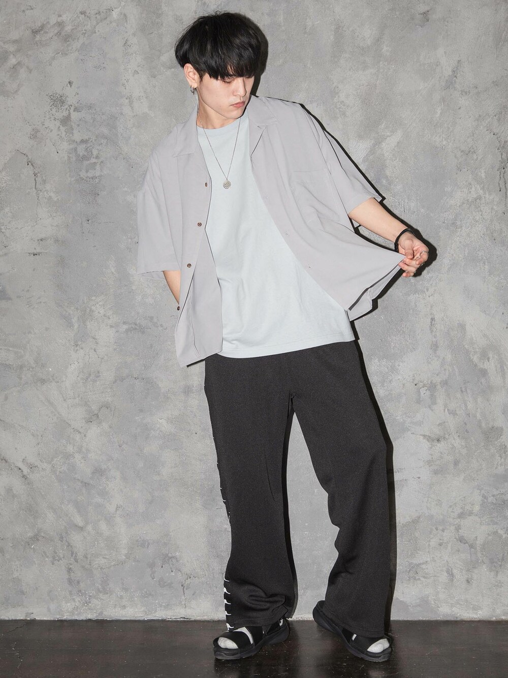 「オーバーサイズ、ビックシルエット、ootd、春コーデ、シャツスタイル、オープンカラーシャツ、韓国ファッション、お洒落さんとつながりたい、おしゃれさんと繋がりたい、いいね、save、フォローお願いします🤑」｜「BASQUE magentaの【BASQUE -enthusiastic design-】BIGシルエットドロップショルダー半袖オープンカラーシャツ（シャツ/ブラウス、グレー系）」を使った、basquemagentaさん（メンズ・181cm）の春コーディネートの1枚目の写真