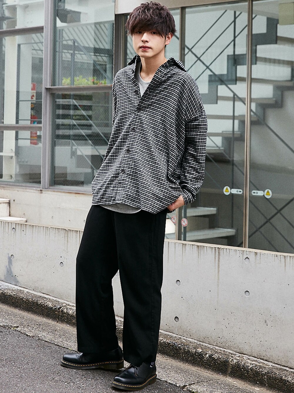 ブラック系のシャツ/ブラウス、ブラック系のその他パンツを着用したメンズの春コーディネートの1枚目の写真