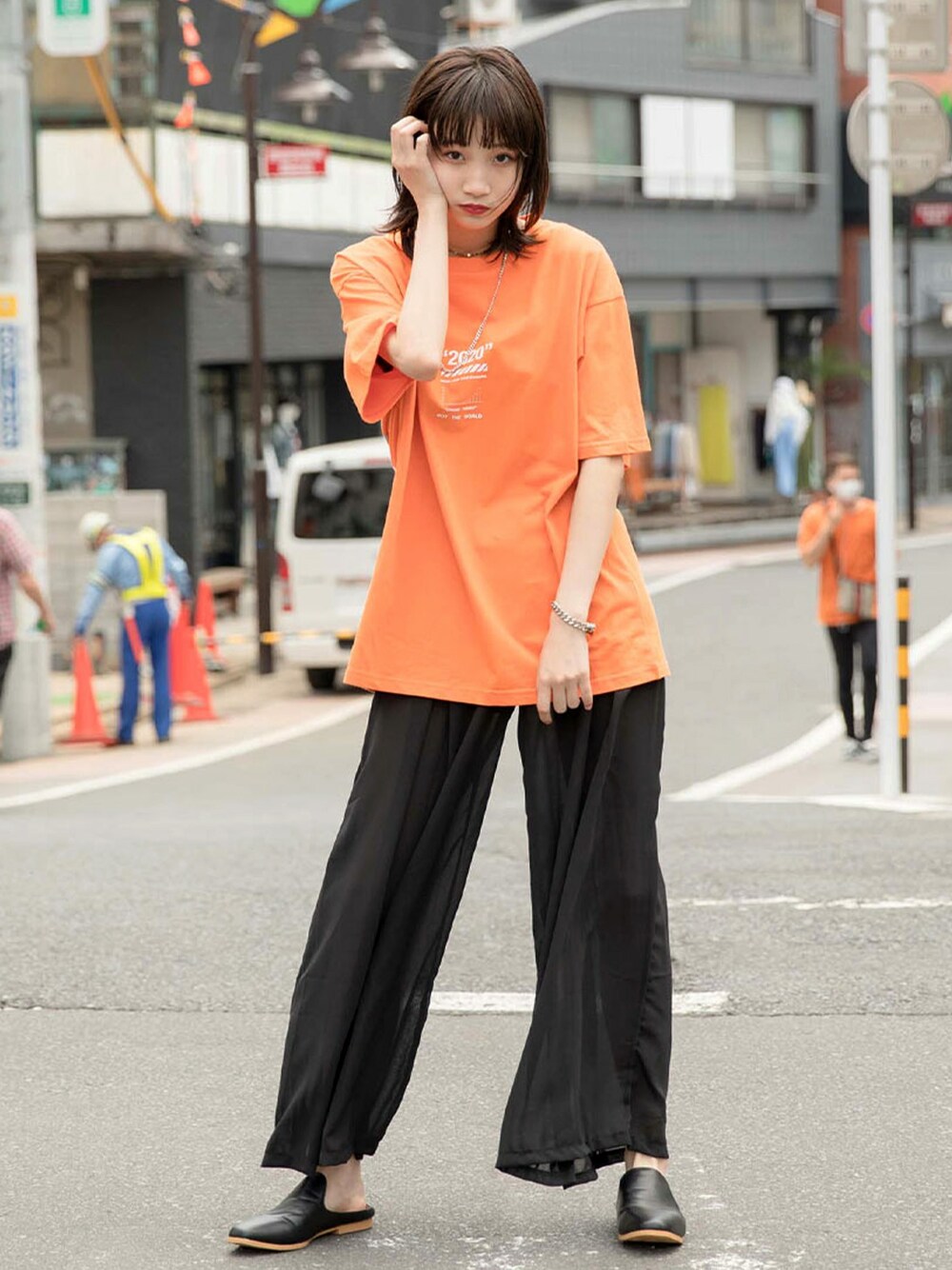 「ストリート、オレンジ、オーバーサイズ、ビックシルエット、ootd、夏コーデ、お洒落さんとつながりたい、おしゃれさんと繋がりたい、いいね、save、フォローお願いします🤑」｜「BASQUE magentaの【BASQUE -enthusiastic design-】ビッグシルエット バック フォト転写プリント 半袖 カットソー（Tシャツ/カットソー、オレンジ系）」を使った、basquemagentaさん（レディース・164cm）の夏コーディネートの1枚目の写真