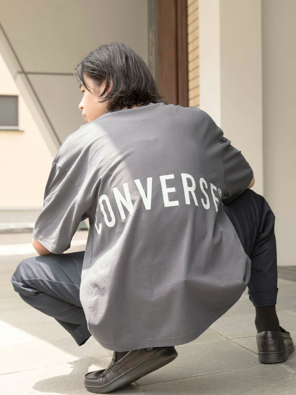 グレー系のTシャツ/カットソーを着用したメンズの夏コーディネートの1枚目の写真