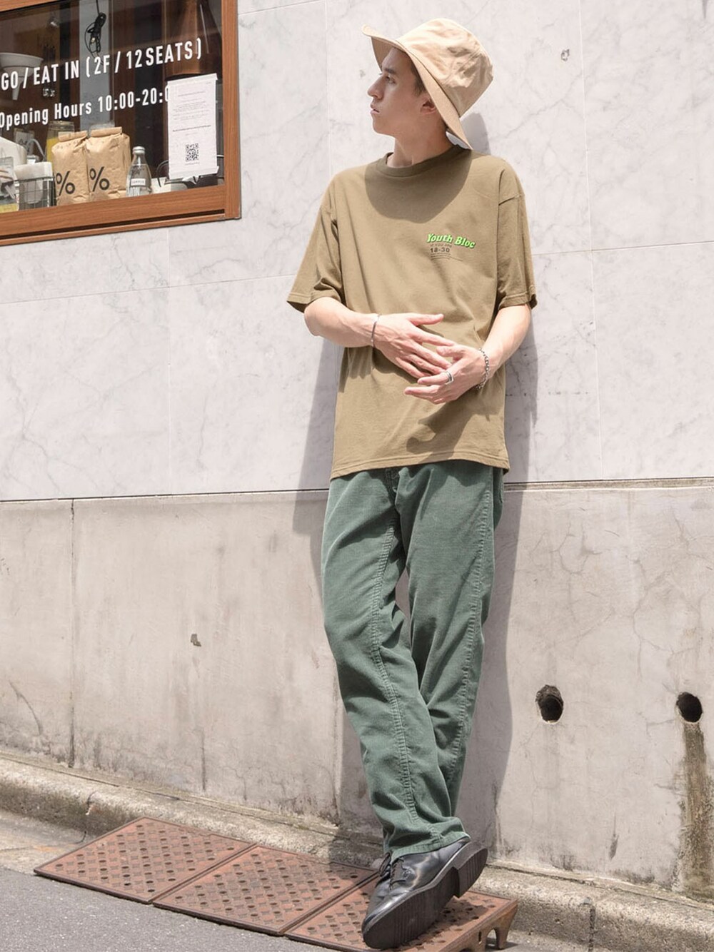 「ベージュ、Tシャツ、summer、オーバーサイズ、ビックシルエット、ootd、夏コーデ、お洒落さんとつながりたい、おしゃれさんと繋がりたい、いいね、save、フォローお願いします🤑」｜「BASQUE magentaの【BASQUE -enthusiastic design-】ビッグシルエット バック フォト転写プリント 半袖 カットソー（Tシャツ/カットソー、ベージュ系）」を使った、basquemagentaさん（メンズ・176cm）の夏コーディネートの1枚目の写真