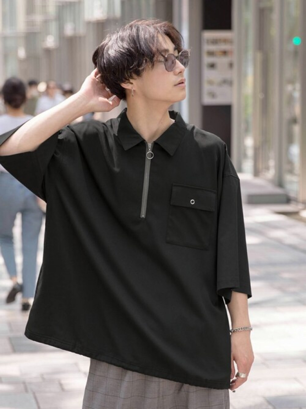 「オーバーサイズ、ootd、夏コーデ、ハーフジップ、BASQUEmagenta、バスクマゼンタ」｜「BASQUE magentaのファッションインフルエンサー ろむし × BASQUE magenta ハーフジップ バルーンシャツ 半袖（シャツ/ブラウス、ブラック系）」を使った、basquemagentaさん（メンズ・175cm）の夏コーディネートの1枚目の写真