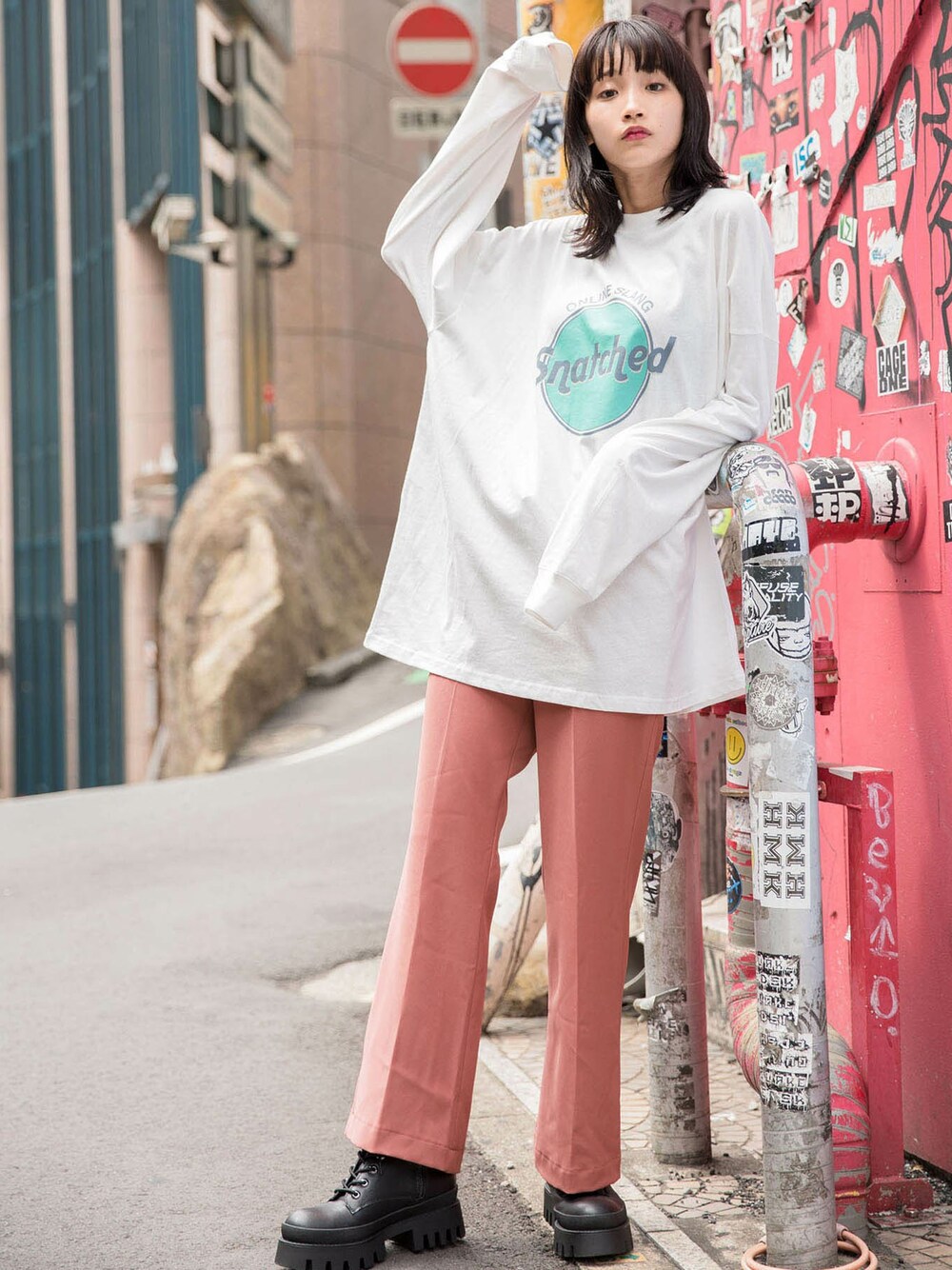 「ビッグシルエット、Tシャツ、ロンT、オーバーサイズ、ユニセックス、プリントT、フレアパンツ、おしゃれさんと繋がりたい、いいね、save、フォローお願いします🤑、BASQUEmagenta」｜「BASQUE magentaの【BASQUE -enthusiastic design-】Circle logoビッグシルエットロゴロンTEE（Tシャツ/カットソー、ホワイト系）」を使った、basquemagentaさん（レディース・164cm）の秋コーディネートの1枚目の写真