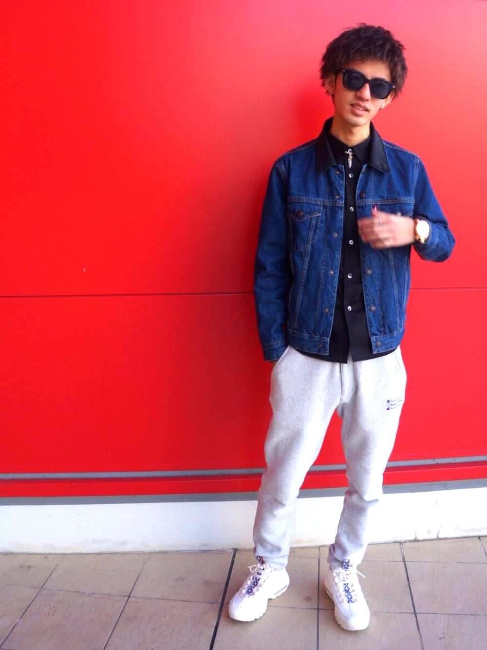 「リーバイス、Levi's、ジョーダン、Jordan、AIR JORDAN、デニムジャケット、ナイキ、ストリート、お洒落さんとつながりたい、street」｜「TOM FORDのトムフォード FT9313-01B-57（サングラス、ブラック系）」を使った、HGMAさん（メンズ・172cm）の冬コーディネートの1枚目の写真