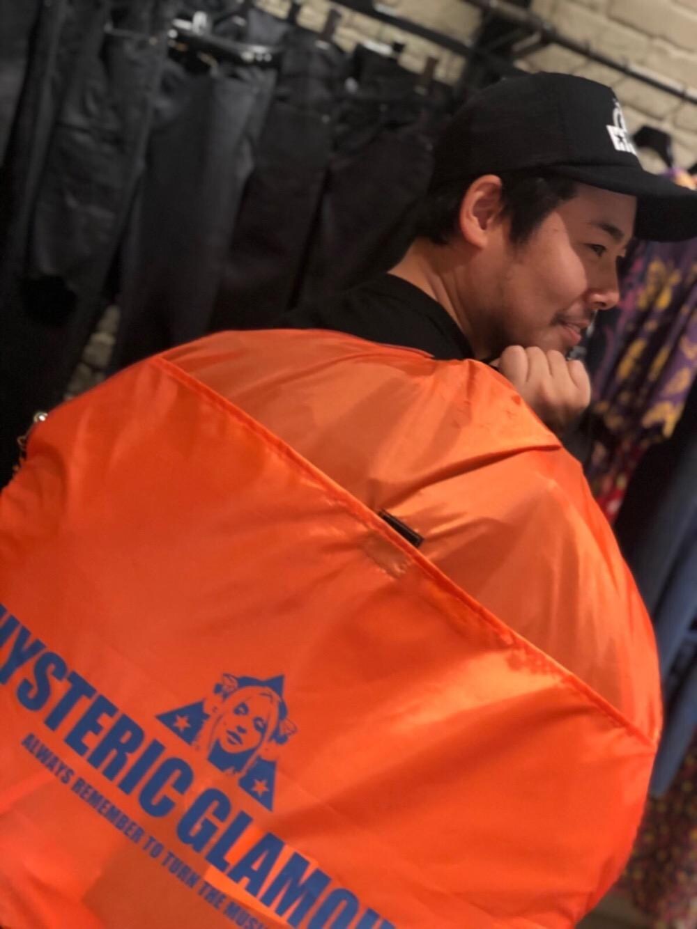 「カジュアル、アウトドア、Tシャツ、コラボレーション、Hysteric Glamour、ラフ、キャンプ、夏コーデ、ヒステリックグラマー、テント」｜「HYSTERIC GLAMOURのCRAZY CREEK×HYSTERIC/POP UP SHADE（アウトドアグッズ、オレンジ系）」を使った、hashikenさん（メンズ・172cm）の夏コーディネートの1枚目の写真