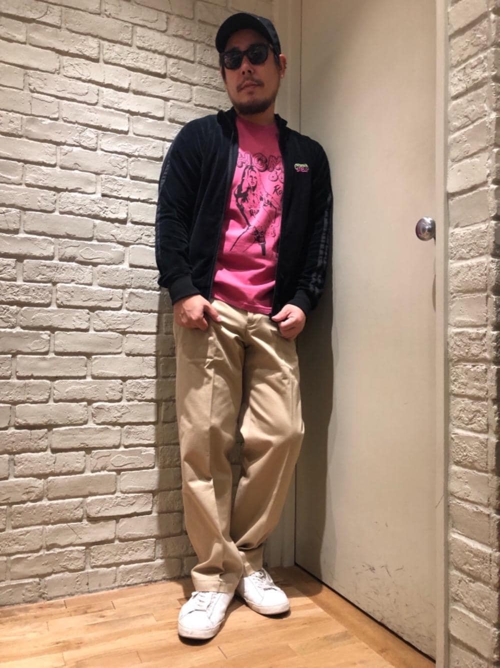 「カジュアル、チノパン、Tシャツ、ストリート、刺繍、サングラス、Hysteric Glamour、ラフ、ヒステリックグラマー、野口強」｜「HYSTERIC GLAMOURのvoidoid（サングラス、ブラック系）」を使った、hashikenさん（メンズ・172cm）の夏コーディネートの1枚目の写真