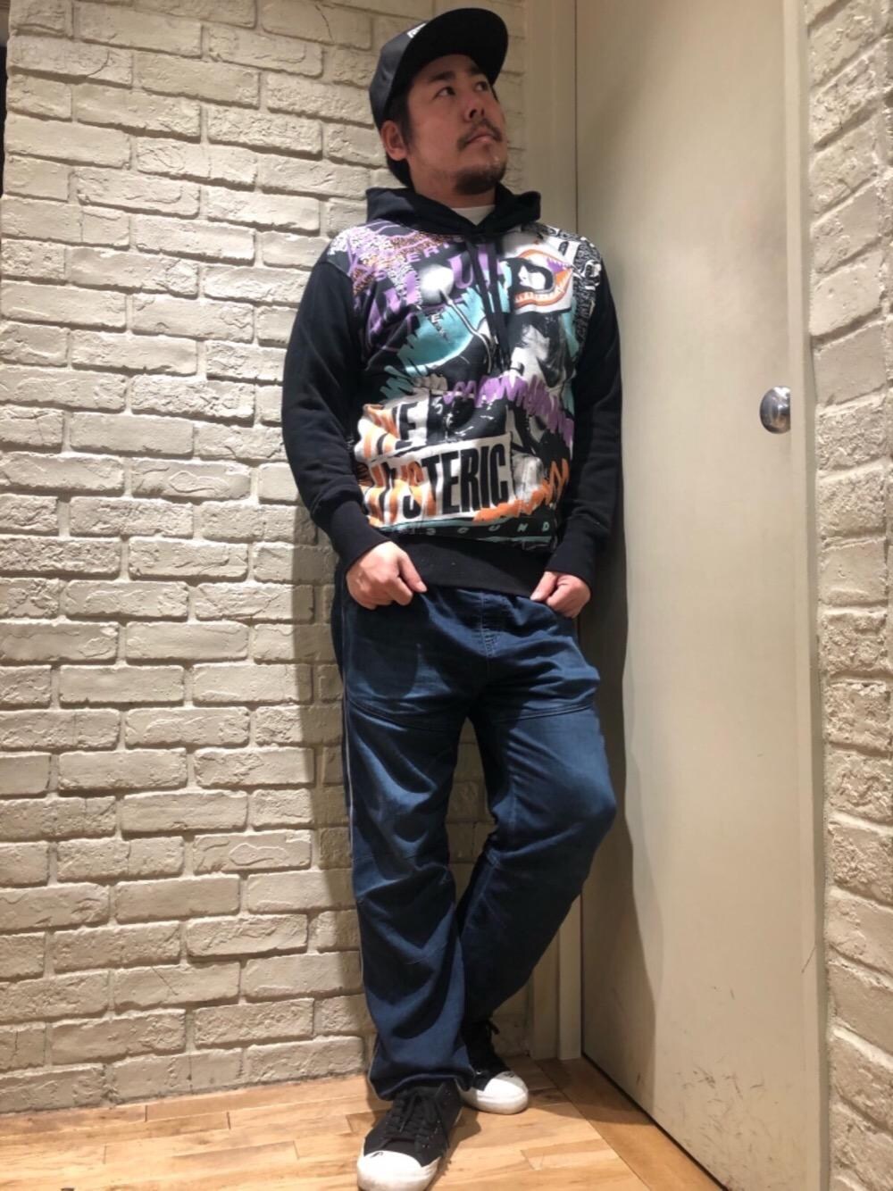 「デニム、パーカー、Hysteric Glamour、ラフコーデ、カジュアルコーデ、ヒステリックグラマー、ストリートコーデ」｜「HYSTERIC GLAMOURのHYS SOUNDS pt パーカー（パーカー、ブラック系）」を使った、hashikenさん（メンズ・172cm）の冬コーディネートの1枚目の写真