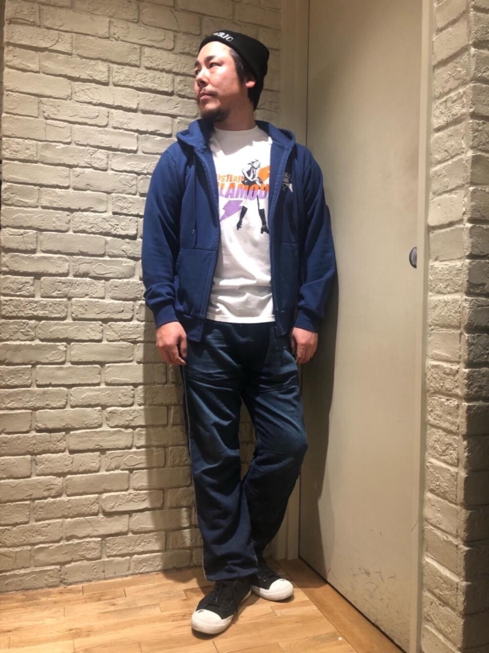「デニム、パーカー、Hysteric Glamour、春コーデ、ラフコーデ、カジュアルコーデ、ヒステリックグラマー、ストリートコーデ、アメカジコーデ」｜「HYSTERIC GLAMOURのBACK PILE ISKOデニム イージーパンツ（デニムパンツ、ブルー系）」を使った、hashikenさん（メンズ・172cm）の冬コーディネートの1枚目の写真
