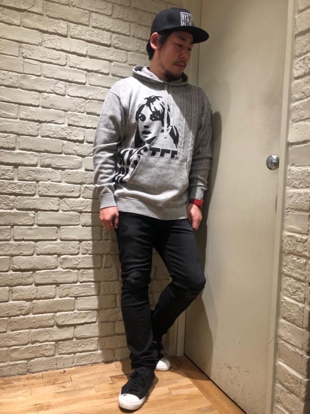 「デニム、スキニー、パーカー、Hysteric Glamour、春コーデ、カジュアルコーデ、ヒステリックグラマー、ストリートコーデ、ニットコーデ、アメカジコーデ」｜「HYSTERIC GLAMOURのKPR加工ISKOリメイクスリムデニムパンツ（デニムパンツ、ブラック系）」を使った、hashikenさん（メンズ・172cm）の冬コーディネートの1枚目の写真