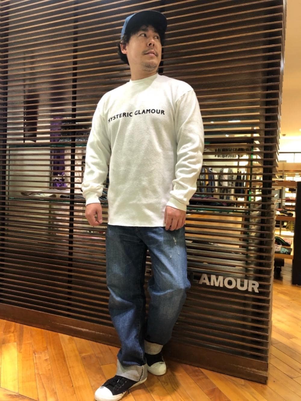 「スウェット、デニム、Hysteric Glamour、シンプルコーデ、ラフコーデ、カジュアルコーデ、ヒステリックグラマー、ストリートコーデ、アメカジコーデ」｜「HYSTERIC GLAMOURのHYS WHISKY柄 刺繍キャップ（キャップ、ブルー系）」を使った、hashikenさん（メンズ・172cm）の冬コーディネートの1枚目の写真