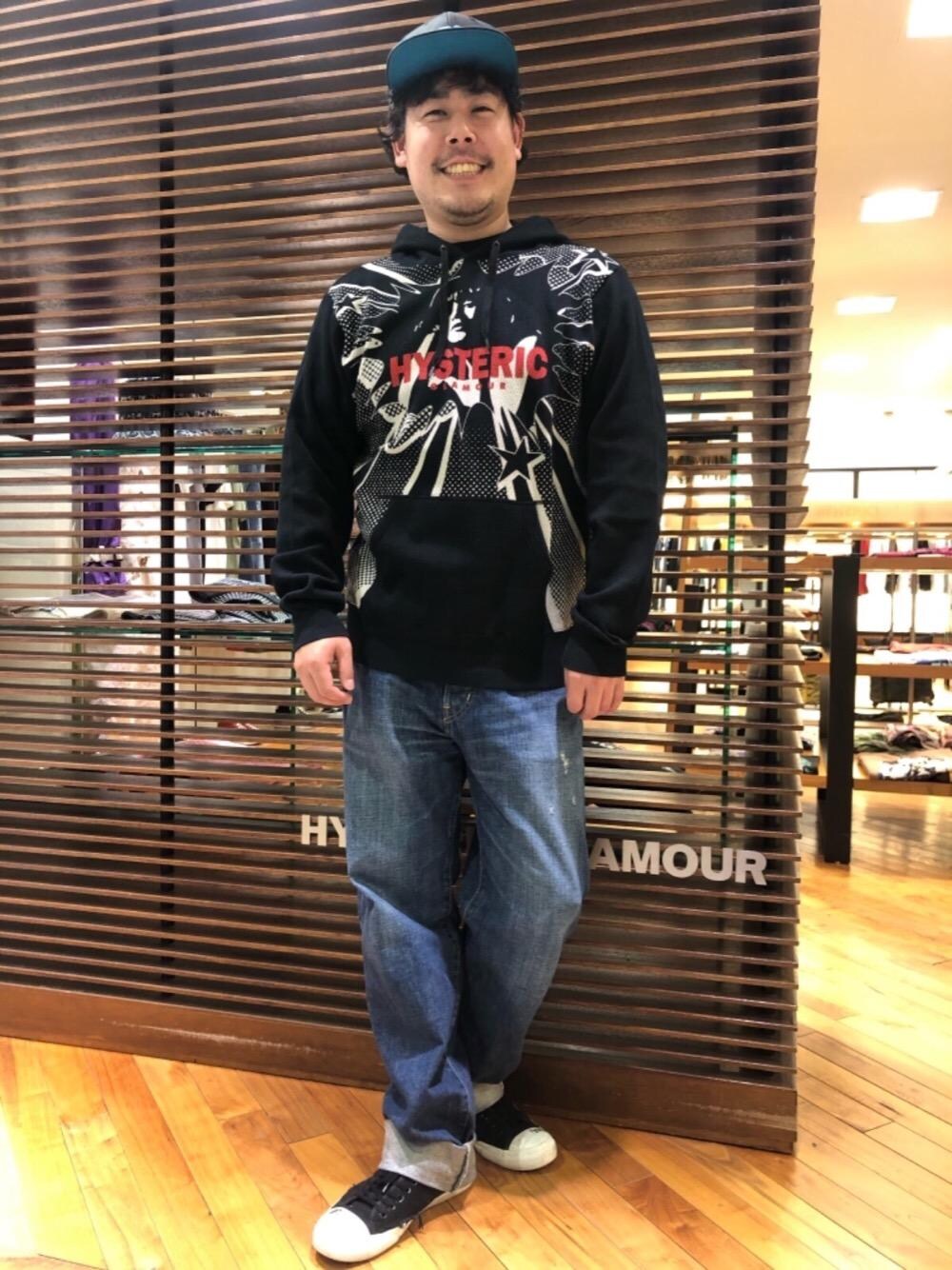 「デニム、パーカー、Hysteric Glamour、春コーデ、ラフコーデ、カジュアルコーデ、ヒステリックグラマー、ストリートコーデ、アメカジコーデ」｜「HYSTERIC GLAMOURのTOEプリントローカットスニーカー（スニーカー、ブラック系）」を使った、hashikenさん（メンズ・172cm）の冬コーディネートの1枚目の写真