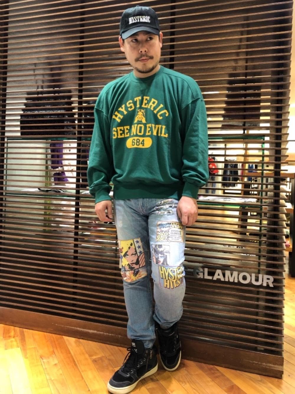 「スウェット、デニム、Hysteric Glamour、春コーデ、カジュアルコーデ、ヒステリックグラマー、ストリートコーデ、アメカジコーデ」｜「HYSTERIC GLAMOURのHYSTERIC刺繍 キャップ（キャップ、ブラック系）」を使った、hashikenさん（メンズ・172cm）の春コーディネートの1枚目の写真