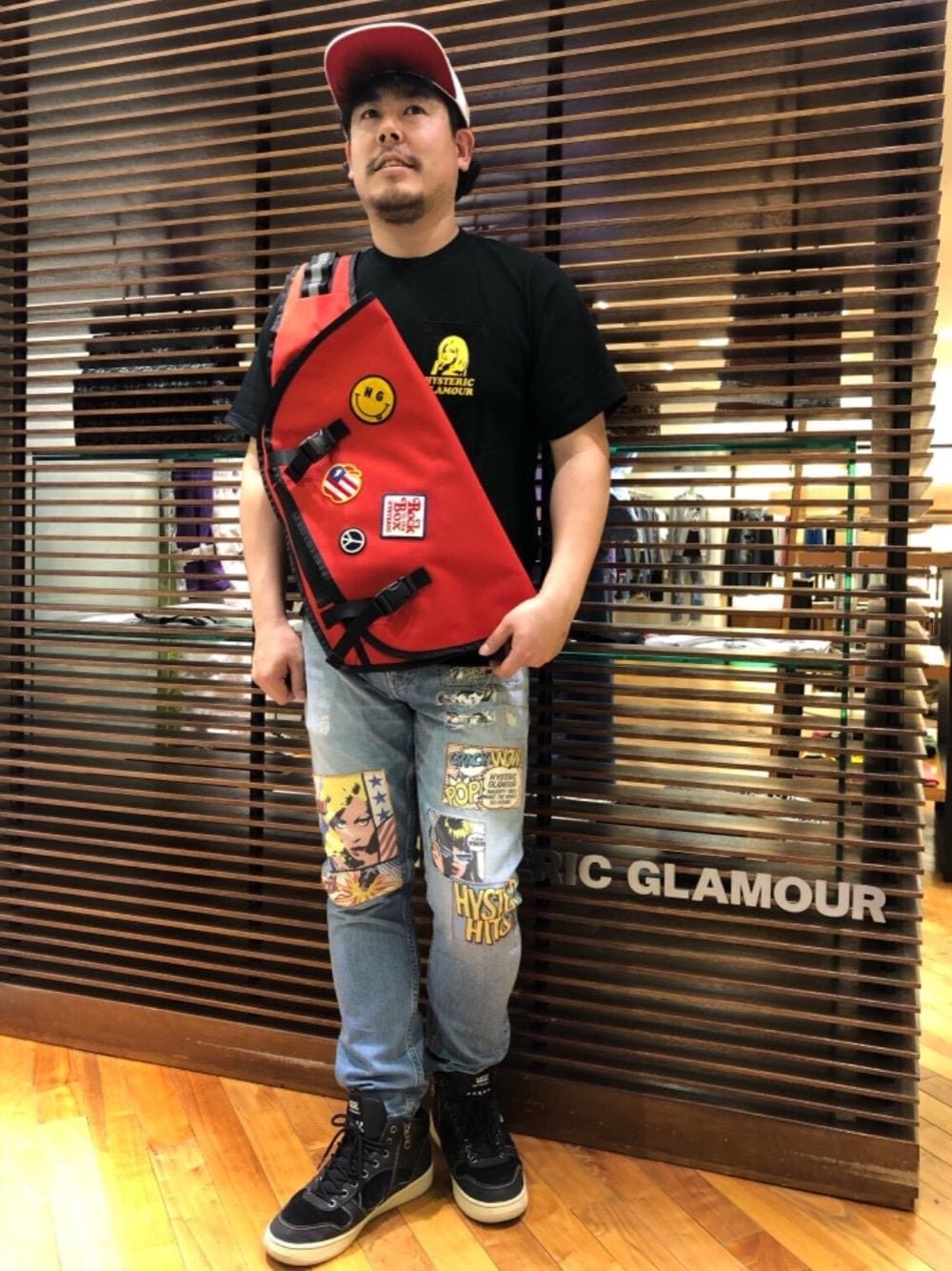 「デニム、Tシャツ、Hysteric Glamour、シンプルコーデ、春コーデ、ラフコーデ、カジュアルコーデ、ヒステリックグラマー、ストリートコーデ、アメカジコーデ」｜「HYSTERIC GLAMOURのSOUND＆VISION 刺繍キャップ（キャップ、ホワイト系）」を使った、hashikenさん（メンズ・172cm）の春コーディネートの1枚目の写真