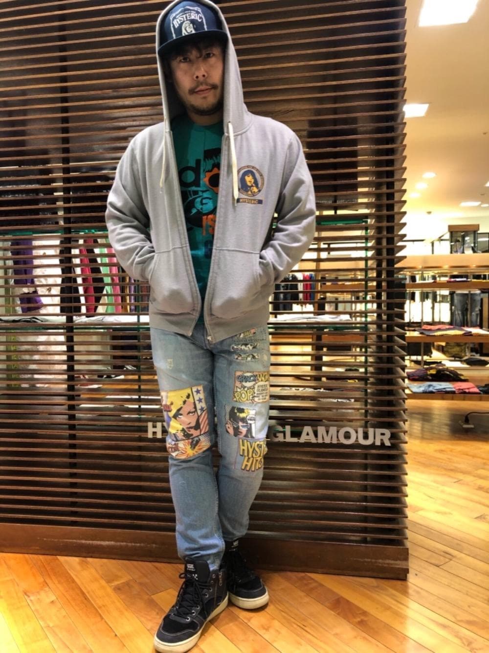 「デニム、パーカー、Tシャツ、Hysteric Glamour、春コーデ、ラフコーデ、カジュアルコーデ、ヒステリックグラマー、ストリートコーデ、アメカジコーデ」｜「HYSTERIC GLAMOURのHYS WHISKY柄 刺繍キャップ（キャップ、ブルー系）」を使った、hashikenさん（メンズ・172cm）の春コーディネートの1枚目の写真