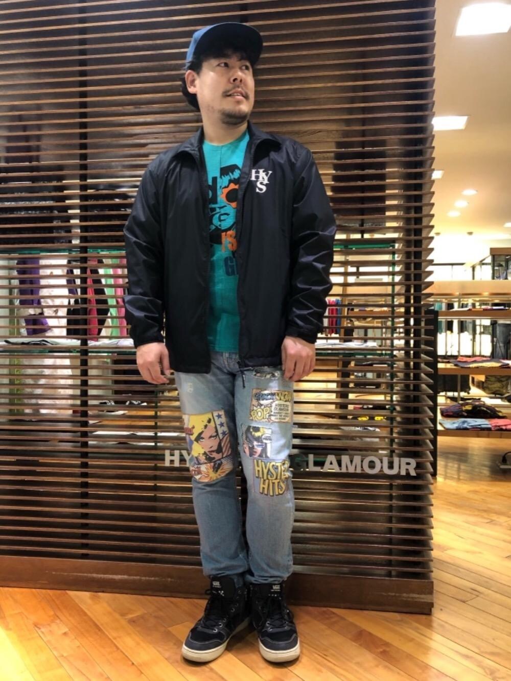 「デニム、Hysteric Glamour、ナイロン、ナイロンブルゾン、春コーデ、ラフコーデ、カジュアルコーデ、ヒステリックグラマー、ストリートコーデ、アメカジコーデ」｜「HYSTERIC GLAMOURのHYS WHISKY柄 刺繍キャップ（キャップ、ブルー系）」を使った、hashikenさん（メンズ・172cm）の春コーディネートの1枚目の写真