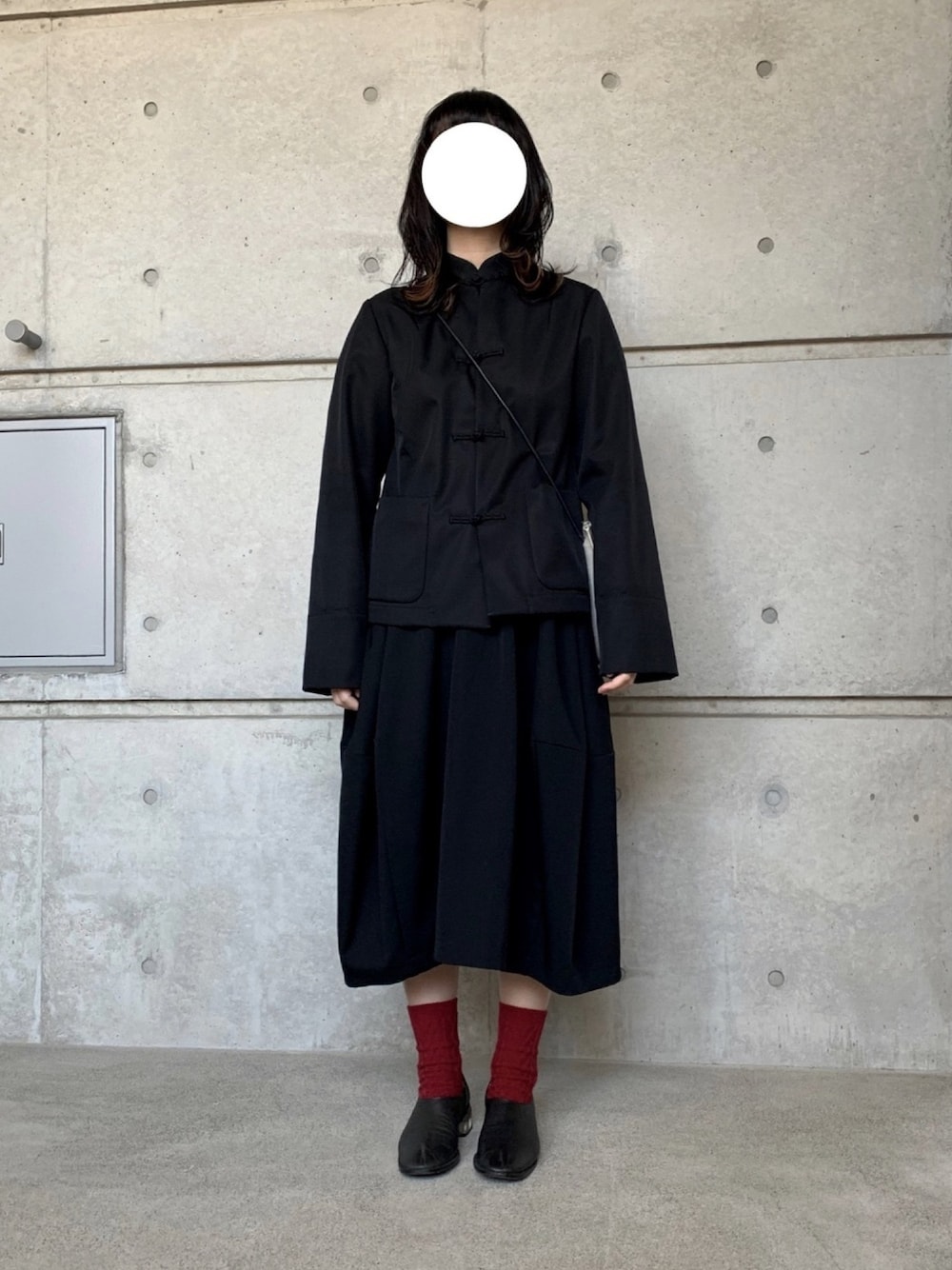 ブラック系のジャケット/アウター、ホワイト系のショルダーバッグ、ブラック系のスカートを着用したレディースの冬コーディネートの1枚目の写真