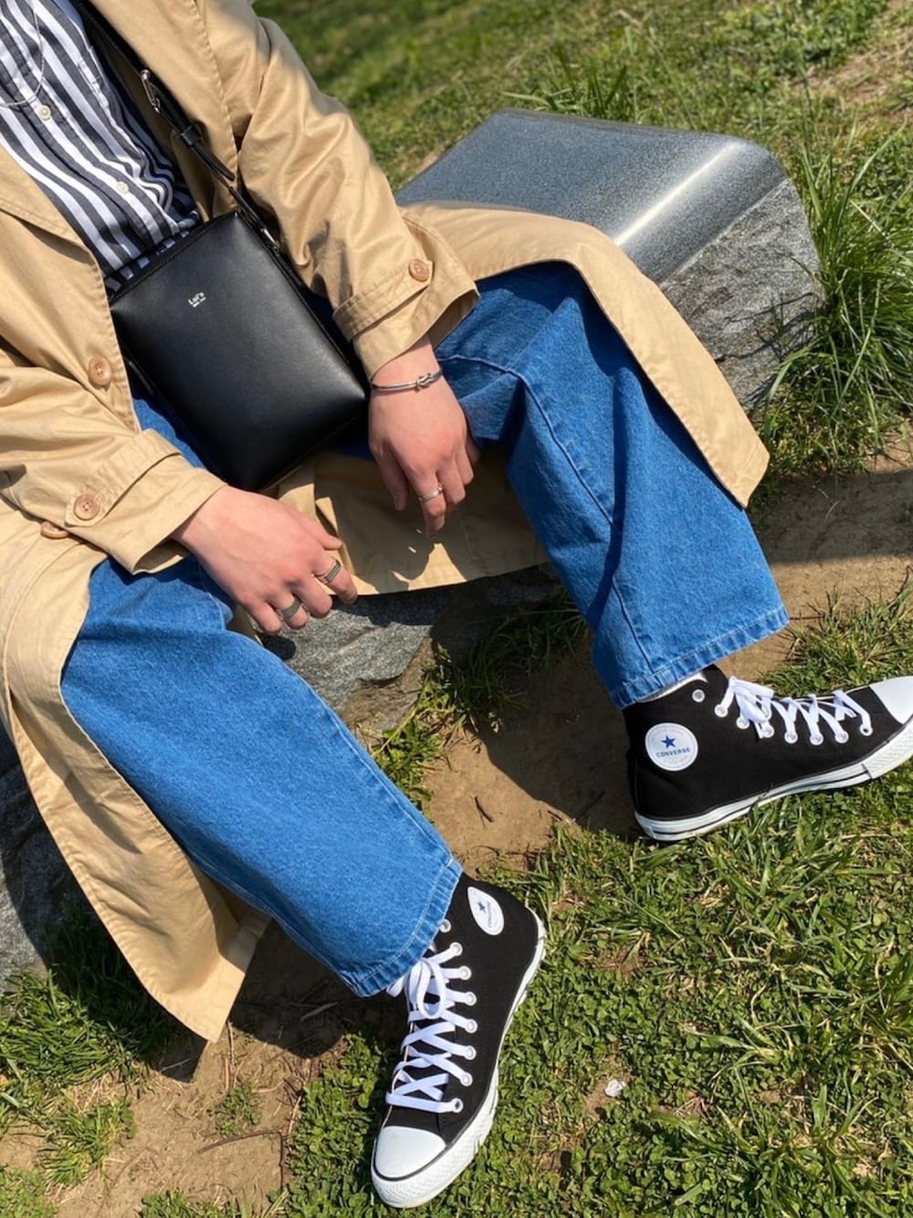 「おしゃれさんと繋がりたい、公園、トレンチコート、散歩、デニムパンツ、ストライプシャツ、converse」｜「FREAK'S STOREのストライプ ボタンダウン 長袖シャツ                 （シャツ/ブラウス、ブルー系）」を使った、あっさーさん（メンズ・176cm）の春コーディネートの1枚目の写真