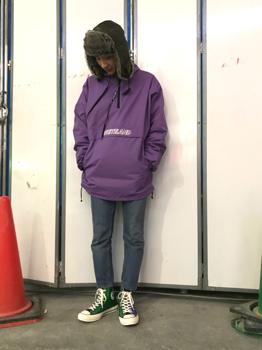 ブルー系のブルゾン、ブルー系のブルゾンを着用したメンズの冬コーディネートの1枚目の写真