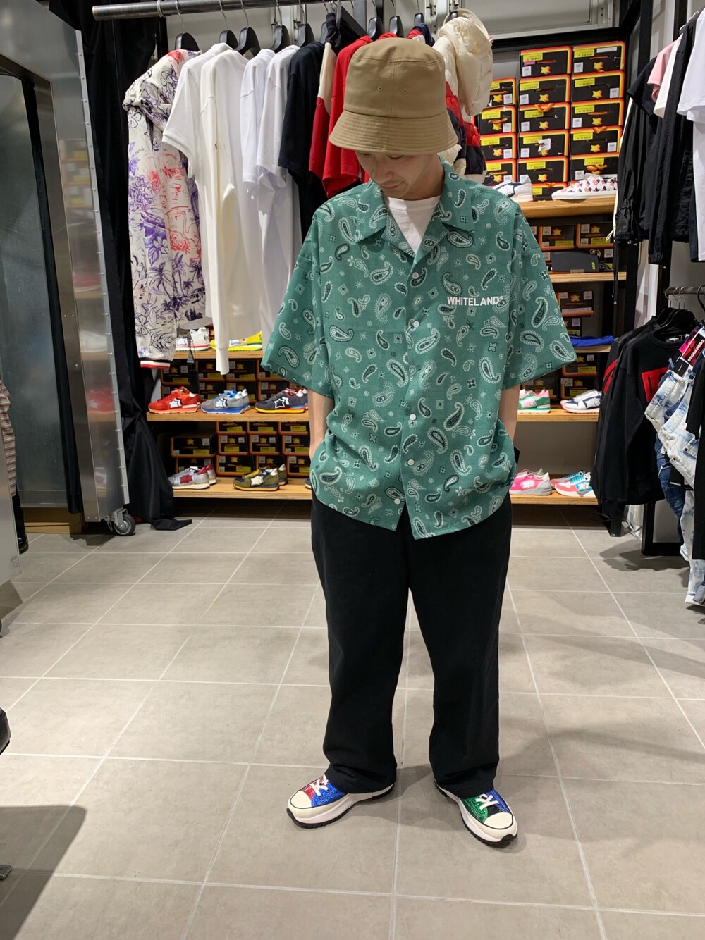 「WHITELANDのWHITELAND/ホワイトランド/ペイズリー ショートスリーブシャツ（シャツ/ブラウス、グリーン系）」を使った、Junya Kasugaさん（メンズ・170cm）の春コーディネートの1枚目の写真