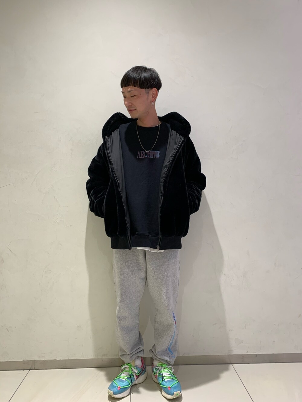 「スウェット、ビッグシルエット、シンプル、ブラック、ストリート、LHP、ファーブルゾン、ストリートMIX、秋冬コーデ、お洒落さんとつながりたい」｜「A4AのA4A/エーフォーエー/アーカイブクルーネックスウェット/Archive CrewneckSweat（スウェット、ブラック系）」を使った、Junya Kasugaさん（メンズ・170cm）の秋コーディネートの1枚目の写真