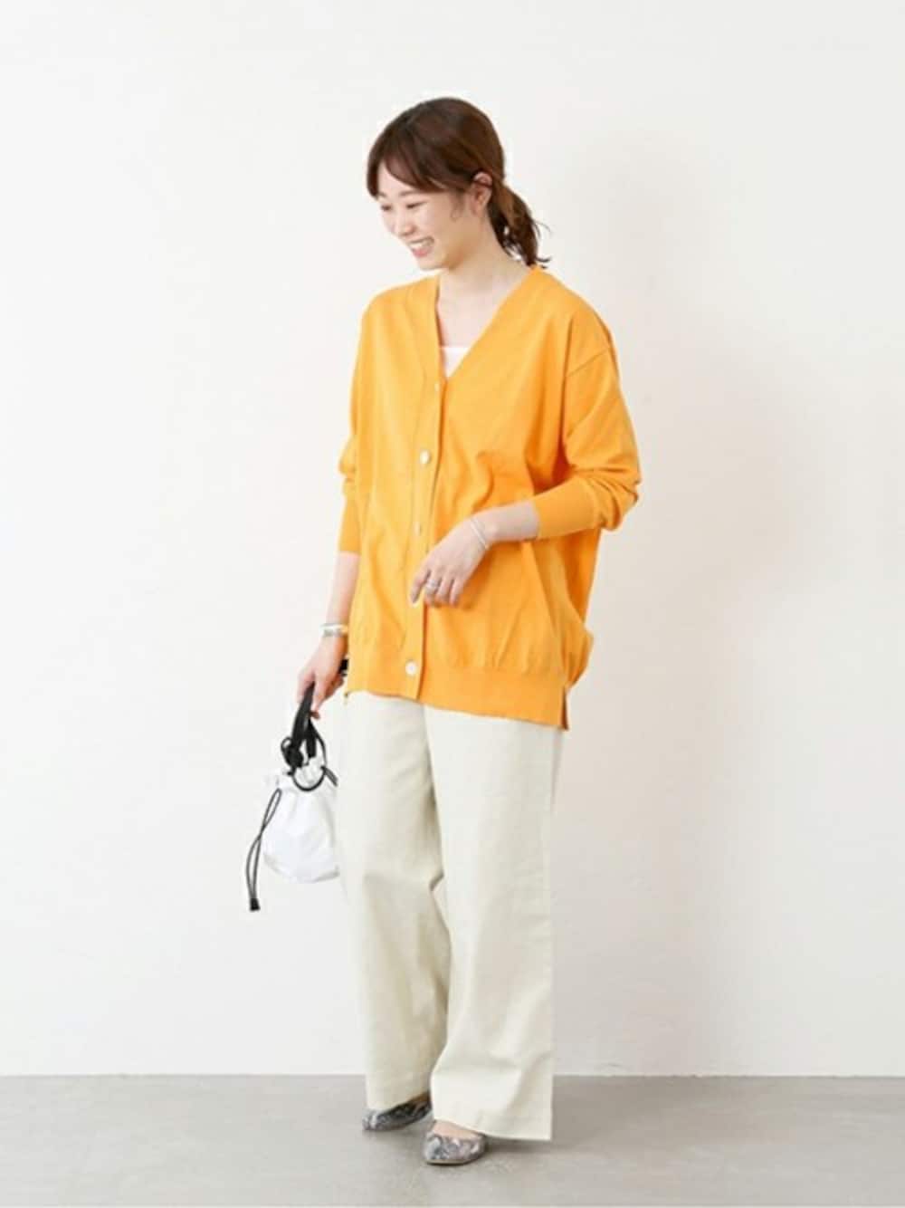 オレンジ系のカーディガン/ボレロ、ホワイト系のその他パンツ、グレー系のパンプスを着用したメンズの冬コーディネートの1枚目の写真