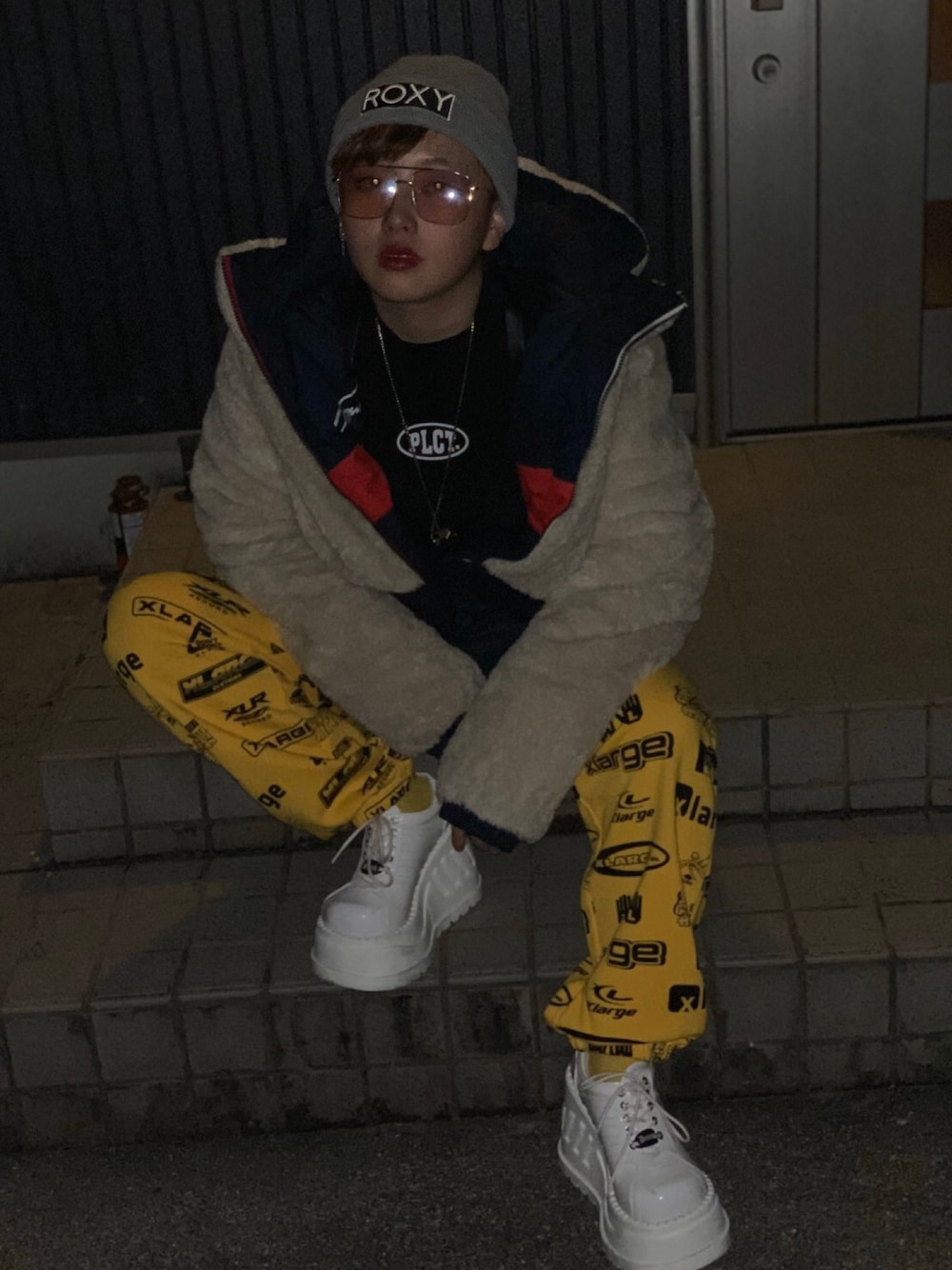 「お洒落さんとつながりたい、かっこよくなりたい、派手に生きる、ニット帽、おしゃれさんと繋がりたい」｜「TOMMY HILFIGERのアイテム（その他アウター、ベージュ系）」を使った、runaさん（レディース・158cm）の冬コーディネートの1枚目の写真