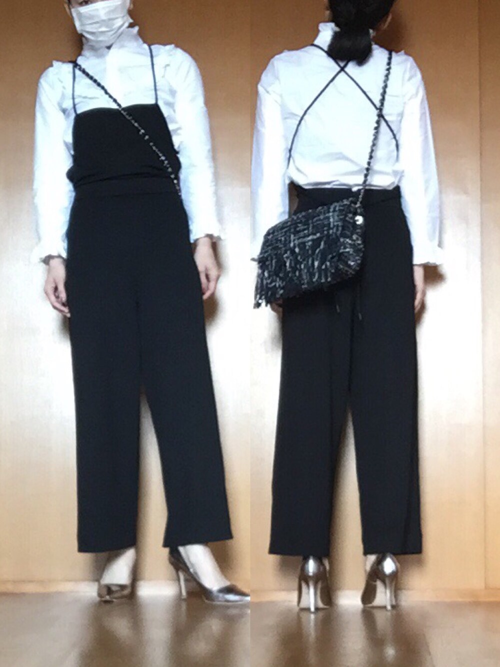 ホワイト系のシャツ/ブラウス、ブラック系のサロペット/オーバーオール、ブラック系のショルダーバッグを着用したレディースの春コーディネートの1枚目の写真
