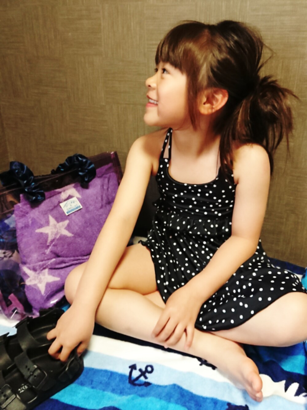 ブラック系のサンダル、その他の水着、パープル系のスイムグッズを着用したキッズの春コーディネートの1枚目の写真