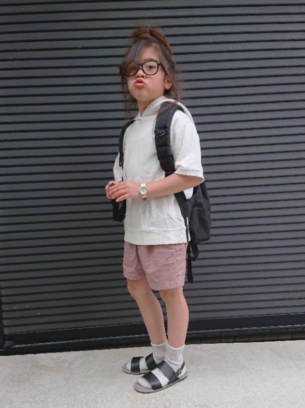 「パーカー、ショートパンツ、サンダル、めがね、リュック、シアーソックス、サンダルに靴下、黒リュック、シンプルコーデ、オーバーサイズ」｜「BAYFLOWの[KIDS]フード付きプルオーバー（Tシャツ/カットソー、ホワイト系）」を使った、 Rey さん（キッズ・120cm）の春コーディネートの1枚目の写真