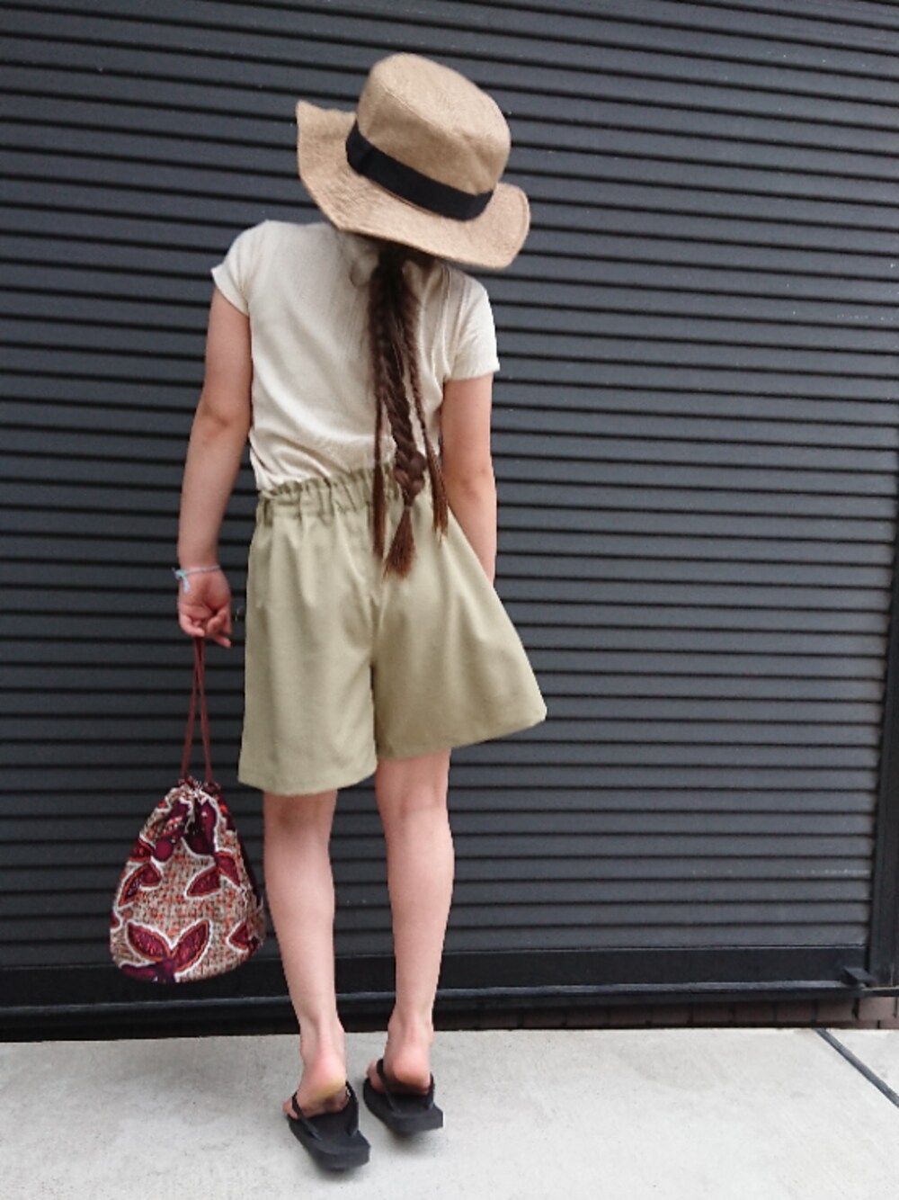 「リブT、キュロット、ハーフパンツ、ショートパンツ、麦わら帽子、サンダル、巾着バッグ、シンプルコーデ、夏だ！Tシャツ着よう！、ユニクロ」｜「a.v.vの[100-130]【洗える】サファリキュロット[WEB限定サイズ]（その他パンツ、グリーン系）」を使った、 Rey さん（キッズ・120cm）の夏コーディネートの1枚目の写真