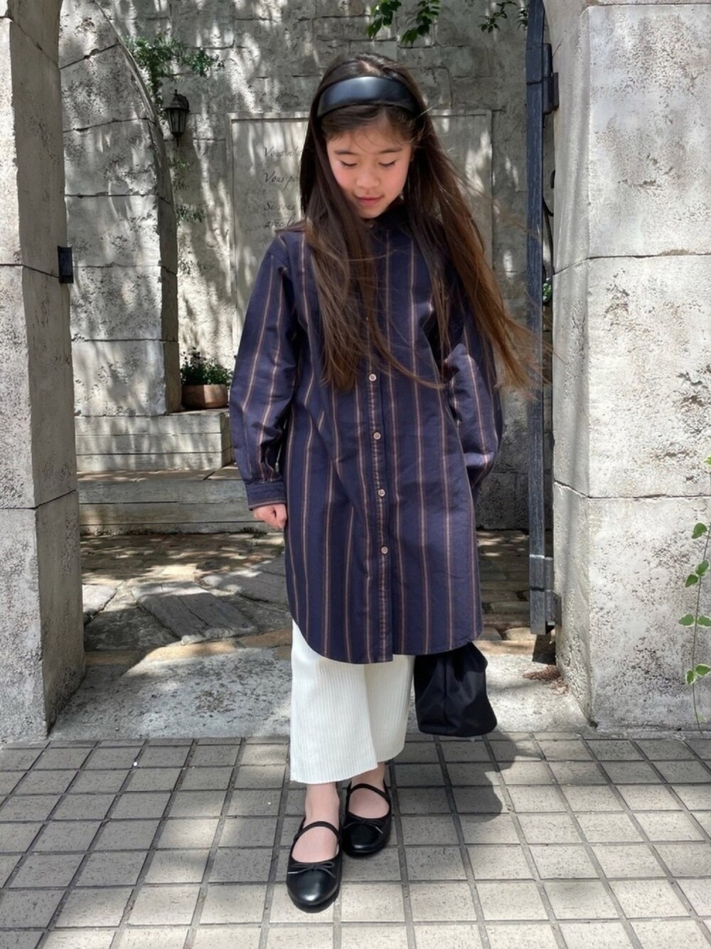 「カチューシャ、バレエシューズ、シャツスタイル、シャツワンピ、プチプラ、春夏コーデ、ワイドパンツ、ストライプ、おとばなコーデフェス告知」｜「CIAOPANIC TYPYの【Daily Premium/デイリープレミアム】OSOROオックスストライプシャツワンピース（ワンピース、ブルー系）」を使った、 Rey さん（キッズ・125cm）の春コーディネートの1枚目の写真