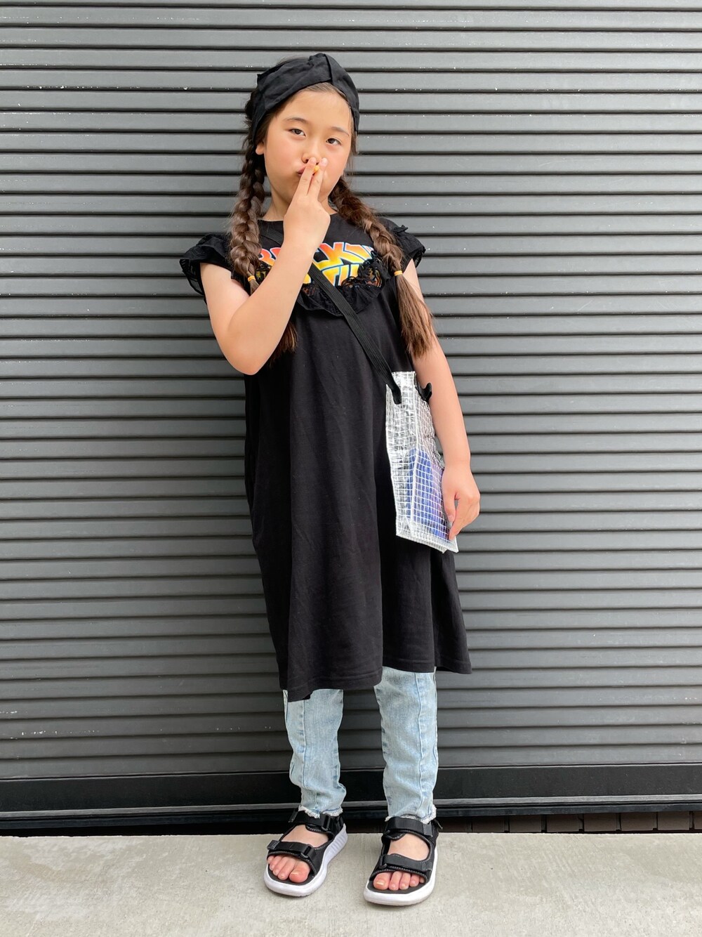 ブラック系のワンピース、その他のデニムパンツ、その他のショルダーバッグを着用したキッズの夏コーディネートの1枚目の写真