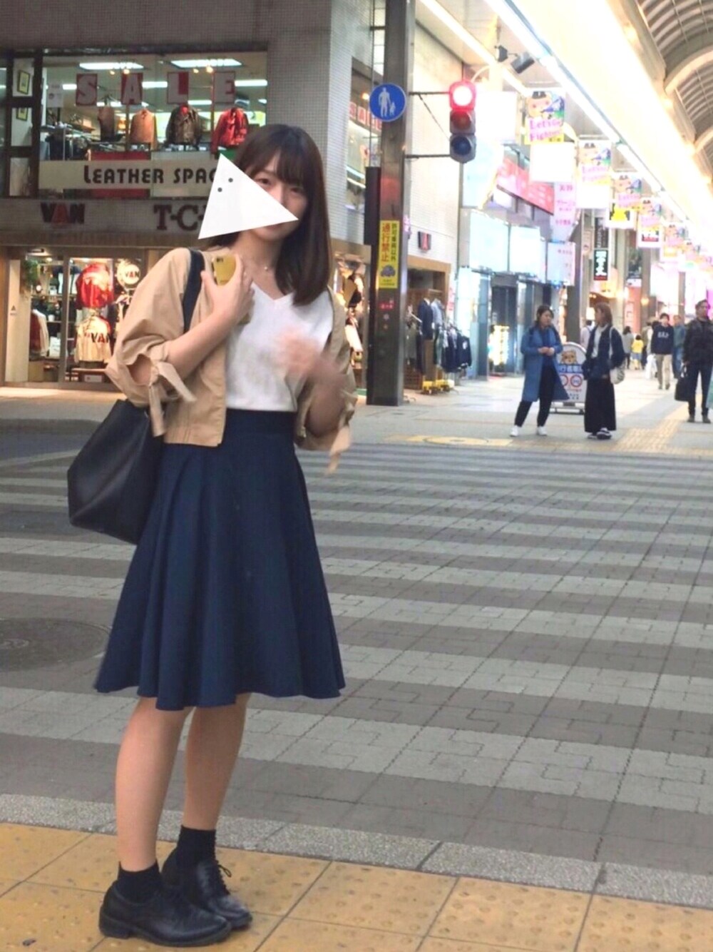 ベージュ系のブルゾン、ブラック系のショルダーバッグ、ホワイト系のTシャツ/カットソーを着用したレディースの春コーディネートの1枚目の写真