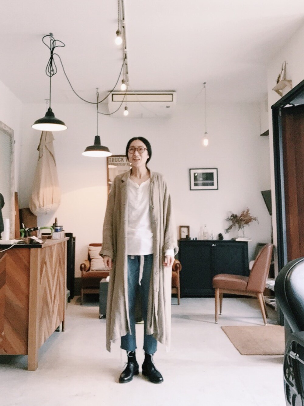 「ワイドシルエット、ワイドコート」｜「UNIQLOのアイテム（デニムパンツ、ブルー系）」を使った、aikoさん（レディース・160cm）の春コーディネートの1枚目の写真