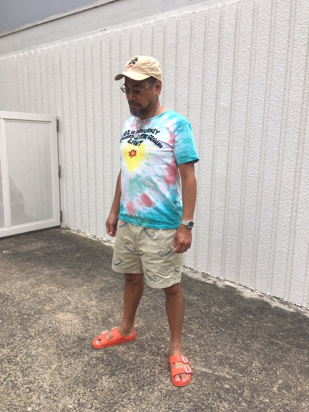 「夏、短パン、サングラス、キャップ、レインボー、おやじコーデ、birkenstock、HOLLYWOOD RANCH MARKET、KAPITAL」｜「STUSSYのアイテム（キャップ、ベージュ系）」を使った、クリオヤジ山城さん（メンズ・173cm）の夏コーディネートの1枚目の写真
