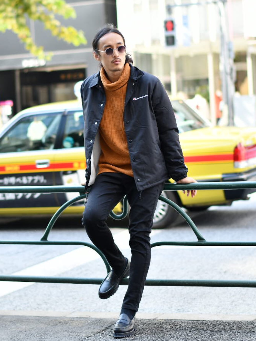 ブラック系のブルゾン、ブラック系のデニムパンツを着用したメンズの秋コーディネートの1枚目の写真